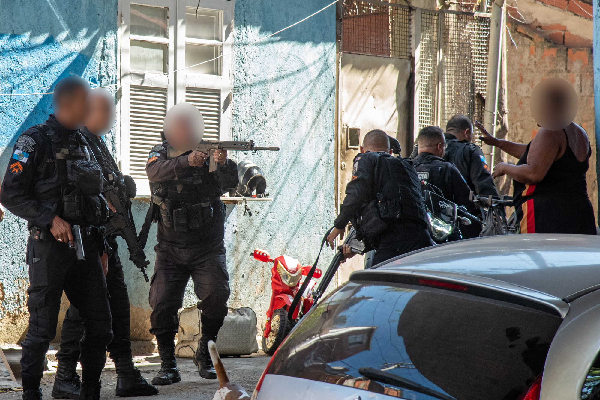 Military police officer points a rifle to a resident during a protest against the forced eviction at the Favela do Rato Molhado. Photo: Bárbara Dias. 