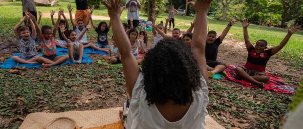 The Ẹbí storytelling project held a day of Afrocentric activities and a picnic with children from Rocinha in Parque da Cidade, in the Gávea neighborhood in Rio’s South Zone, right next to the favela, in 2022. Photo: Bárbara Dias