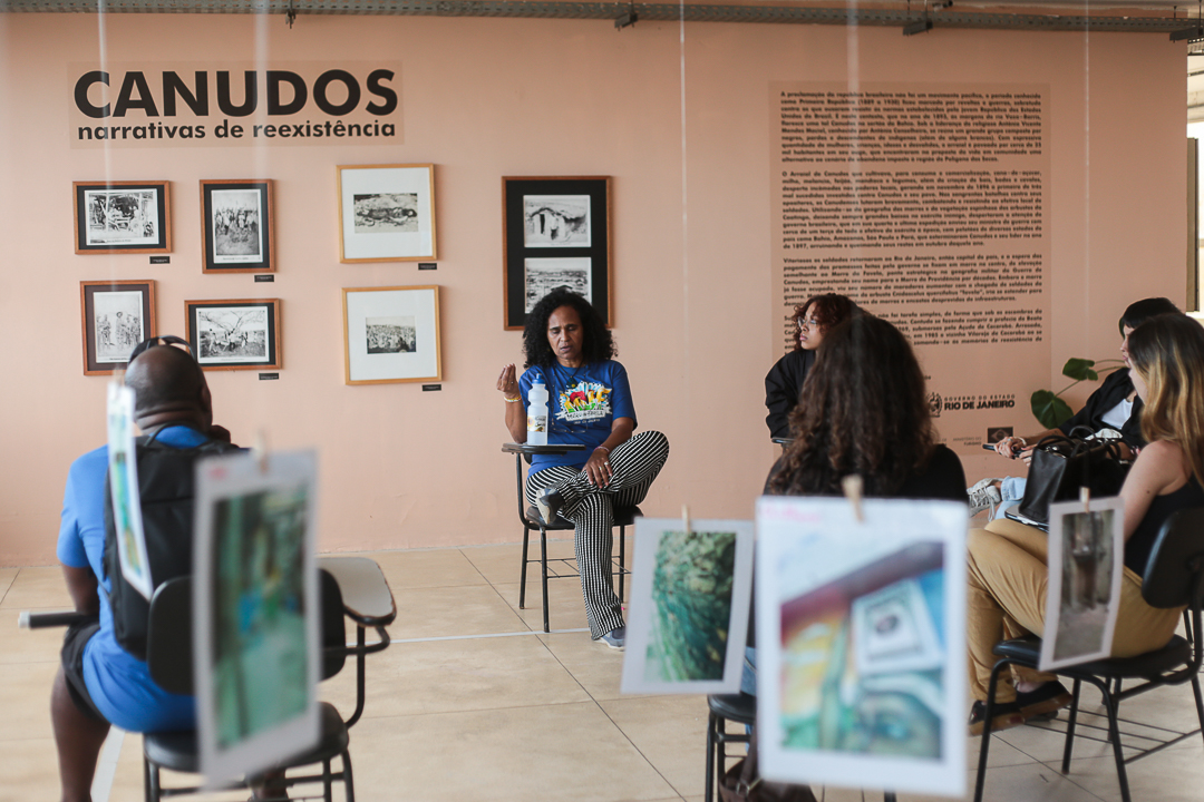 During Brazil's 21st Museum Week in 2023, Márcia Souza, one of the founders of the Favela Museum, talks to visitors and neighbors at the Canudos Exhibition at the Favela Museum. Photo: Marcos Vinícios