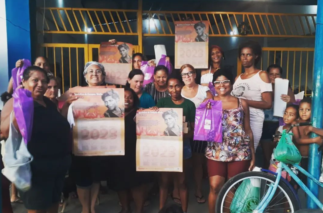 Women of Engenho, in Itaguaí, participate in an activity promoted by A.M.I.G.A.S. at A.M.E.'s headquarters for the International Women's Day. Photo: A.M.I.G.A.S. Instagram