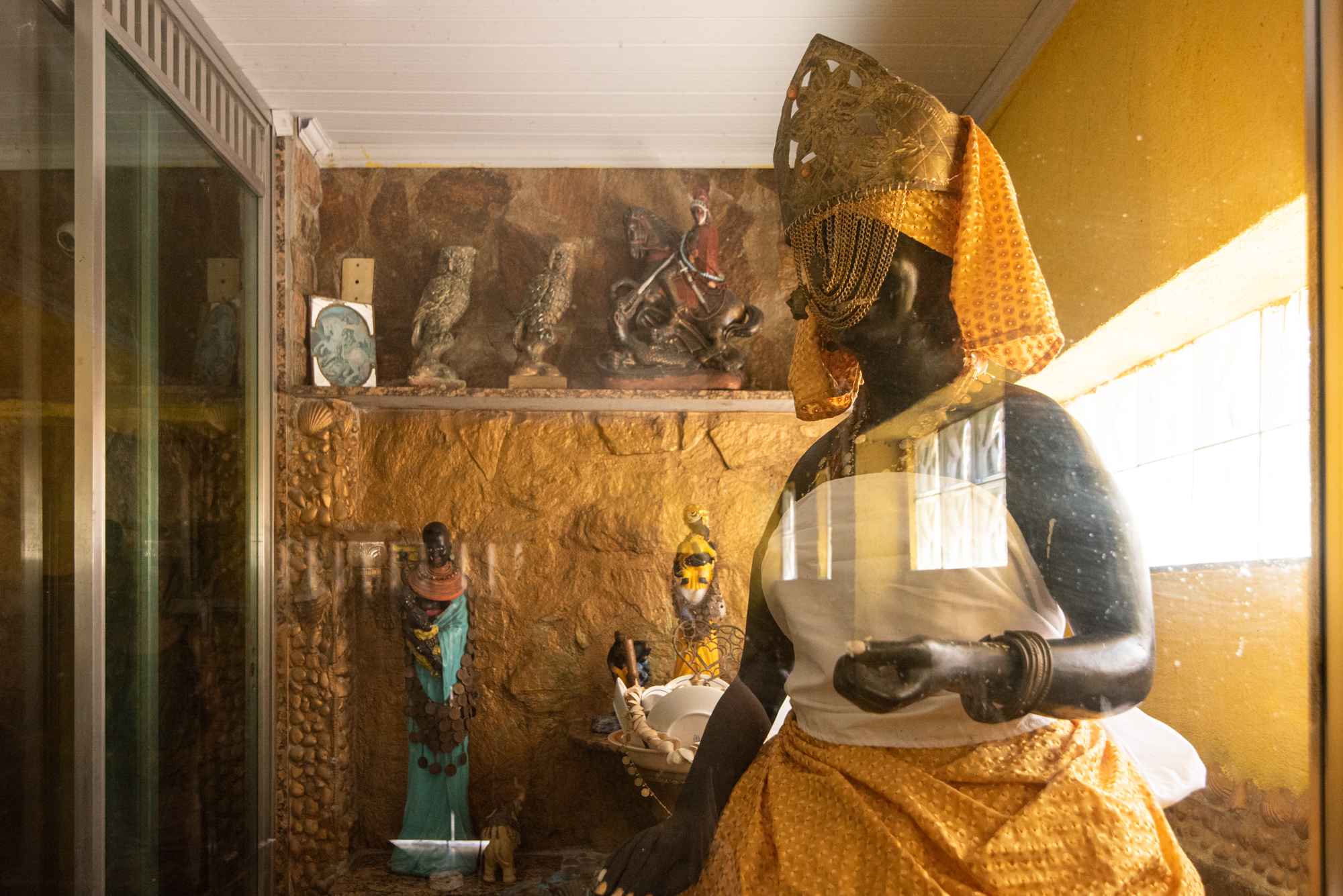 Mannequin dressed as the Orisha Oxum. Casa Dulce Seixas shares its space with a Candomblé temple coordinated by Shirley de Maria Padilha. Photo: Bárbara Dias