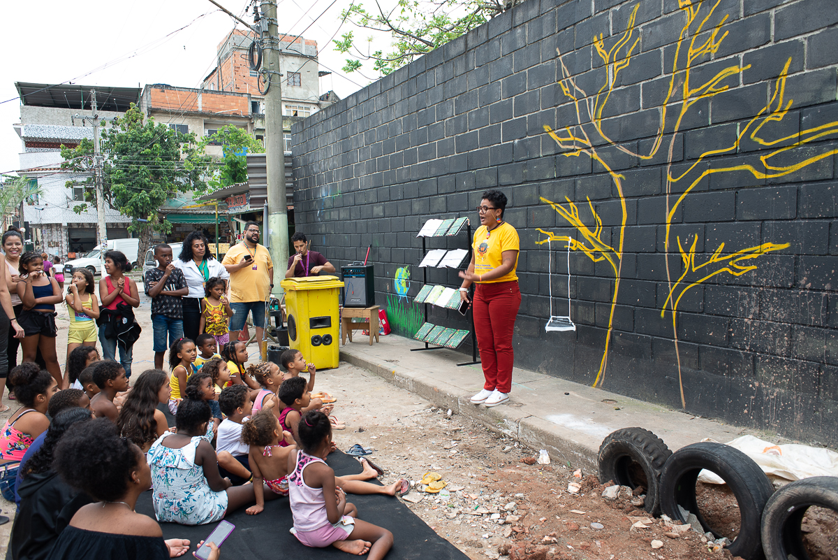 The Jorge Amado Popular Library's 'Collect Maré' project promotes environmental awareness through reading, graffiti, and poetry in front of the Herbert Viana Cultural Space in Complexo da Maré, in 2022. Photo: Gabriel Loiola