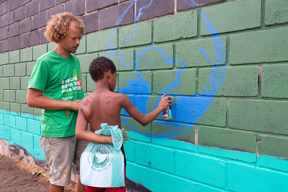 The Jorge Amado Popular Library's 'Collect Maré' project promotes environmental awareness through reading, graffiti, and poetry in front of the Herbert Viana Cultural Space in Complexo da Maré, in 2022. Photo: Gabriel Loiola