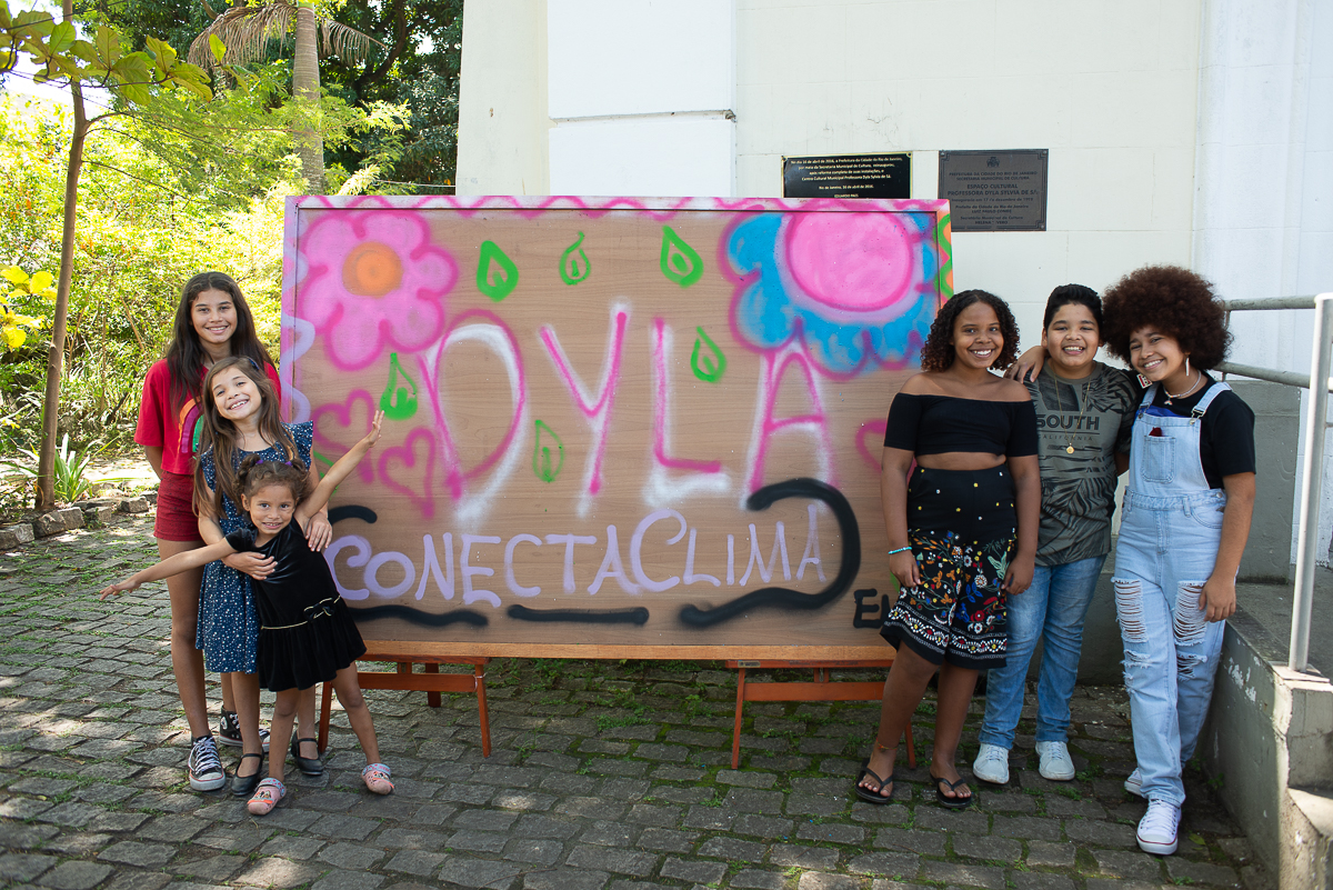 The ‘Climate Connect’ project mobilized public school children, local artists, and residents, in environmental education activities in Praça Seca in 2022. Photo: Gabriel Loiola