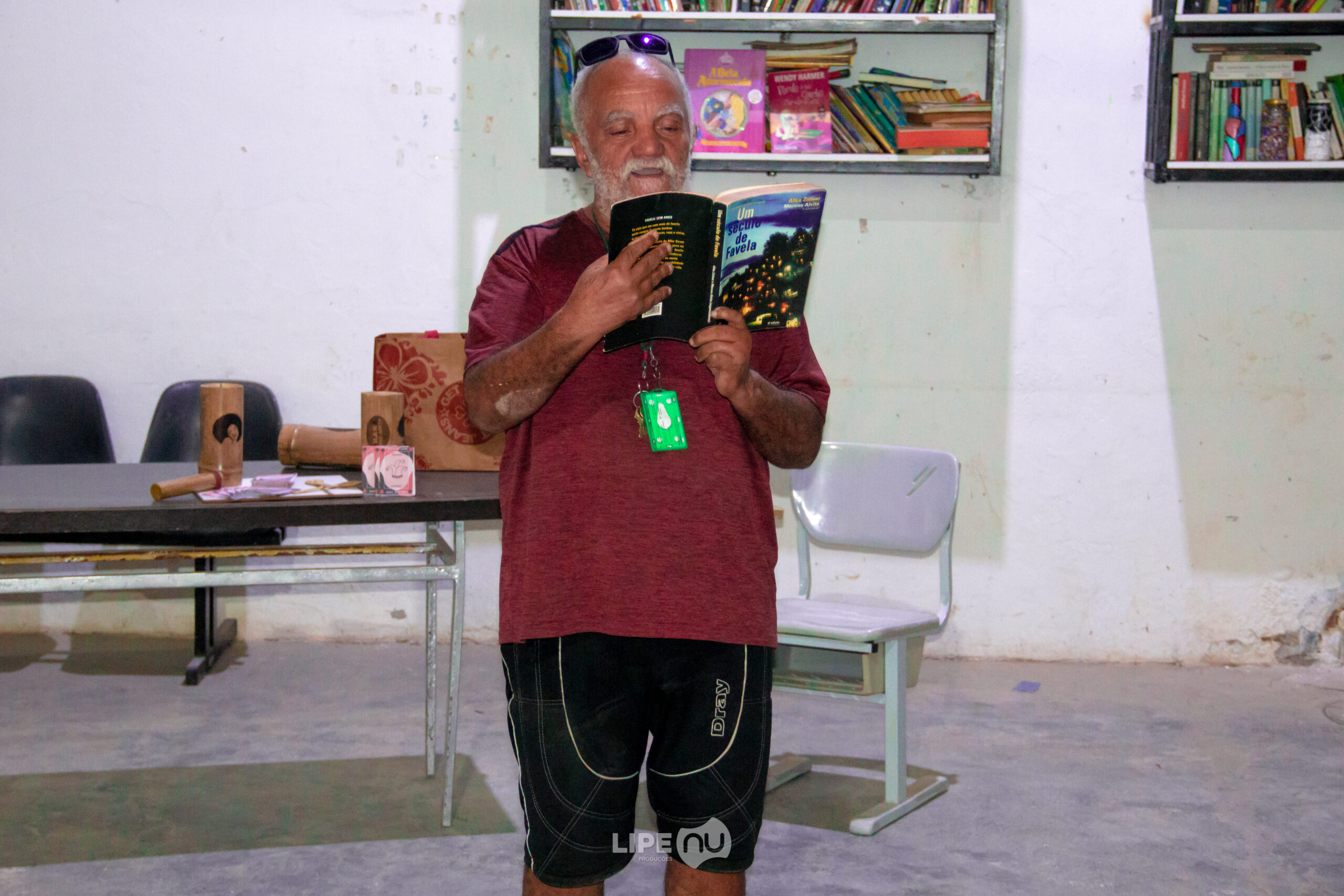 Vanderley da Cunha, Deley do Acari, recites a poem at CineSarau Nzinga in the Acari favela in Rio's North Zone on June 24, 2023. Photo: Felipe Nunes