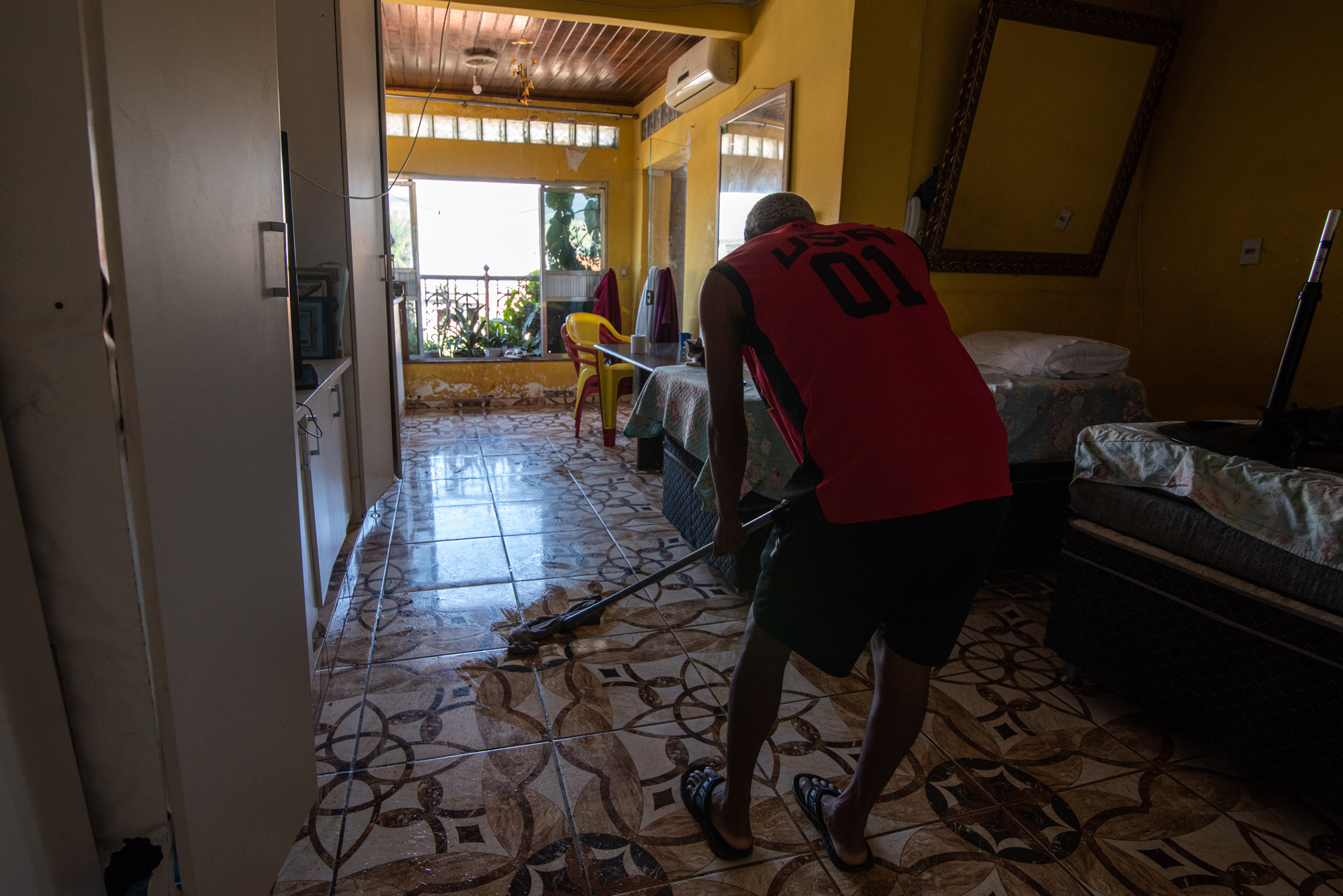Casa Dulce Seixas resident Wendel Felice helps keep the space clean. All work is carried out collectively. Photo: Bárbara Dias