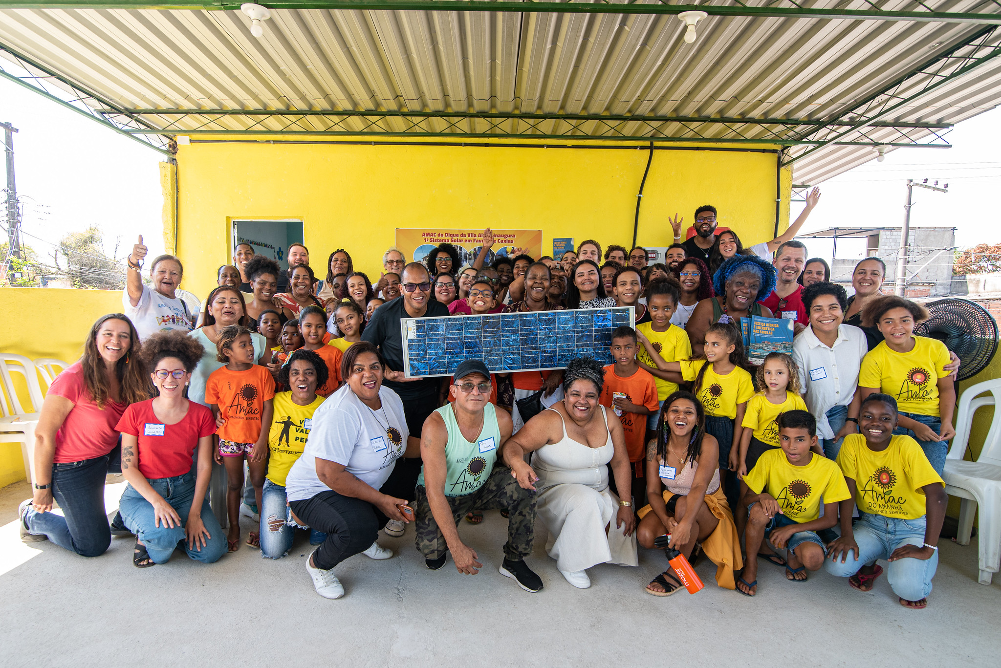 On Sunday, September 17, guests and community members celebrated the launch of the first solar energy system in the favelas of Duque de Caxias, Baixada Fluminense. The installation was spearheaded by the Association of Women With Attitude and Social Commitment (AMAC). Photo: Bárbara Dias