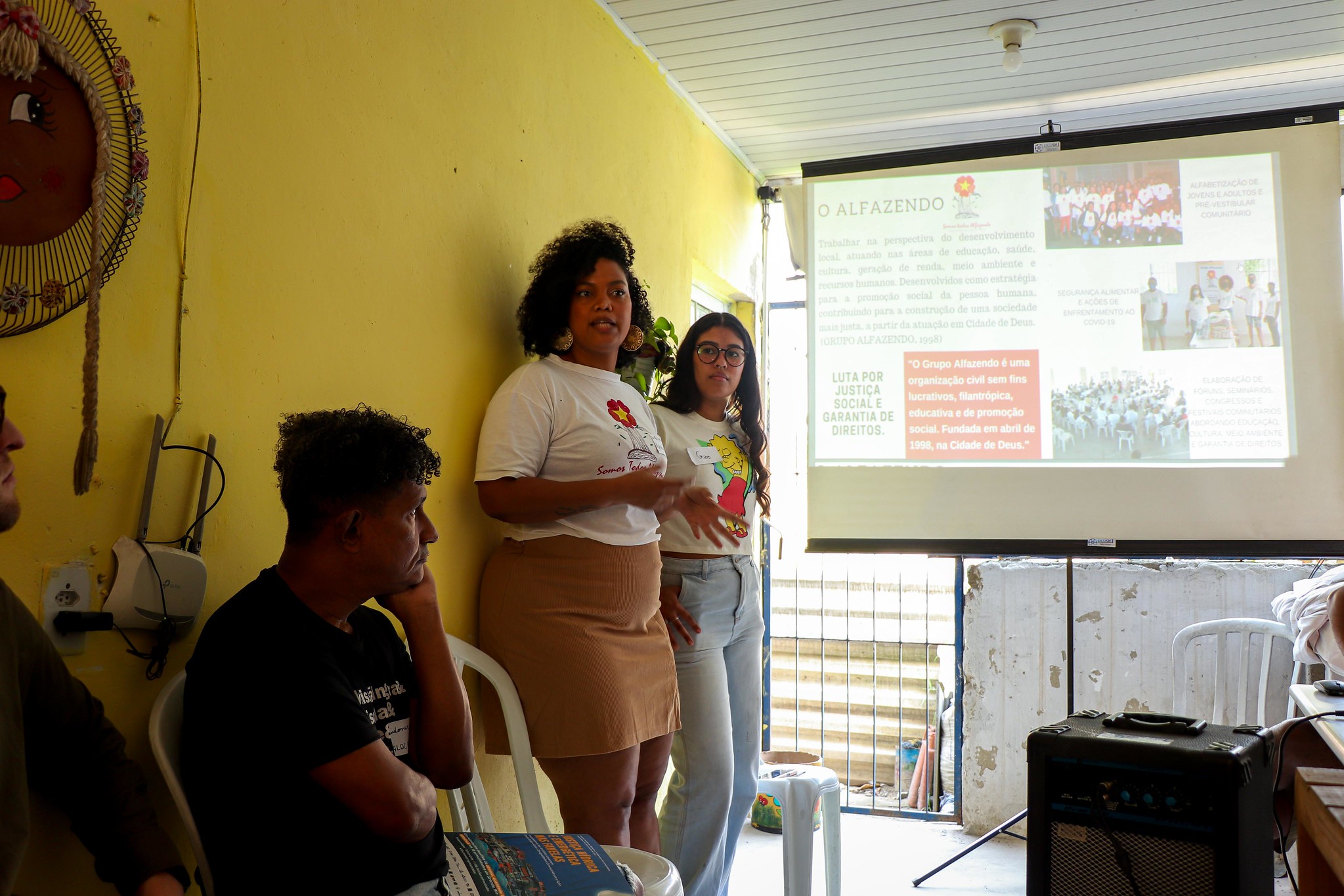 Lidiane Santos and Gabrielle Silva present their solar energy projects for NGO Alfazendo, AMAC, Duque de Caxias, August 12, 2023. Photo: Alexandre Cerqueira