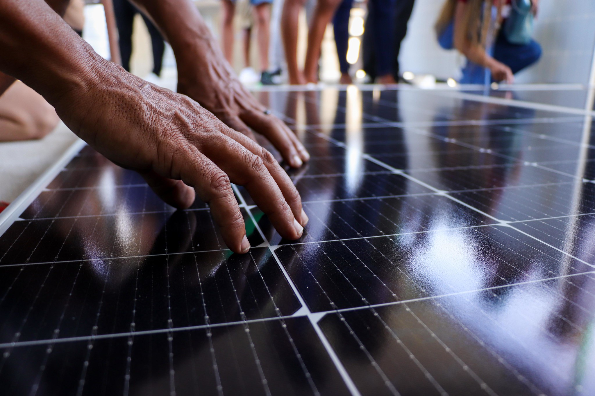 Students touch solar panels before their installation by the SFN at AMAC, Duque de Caxias, August 12, 2023. Photo Alexandre Cerqueira 