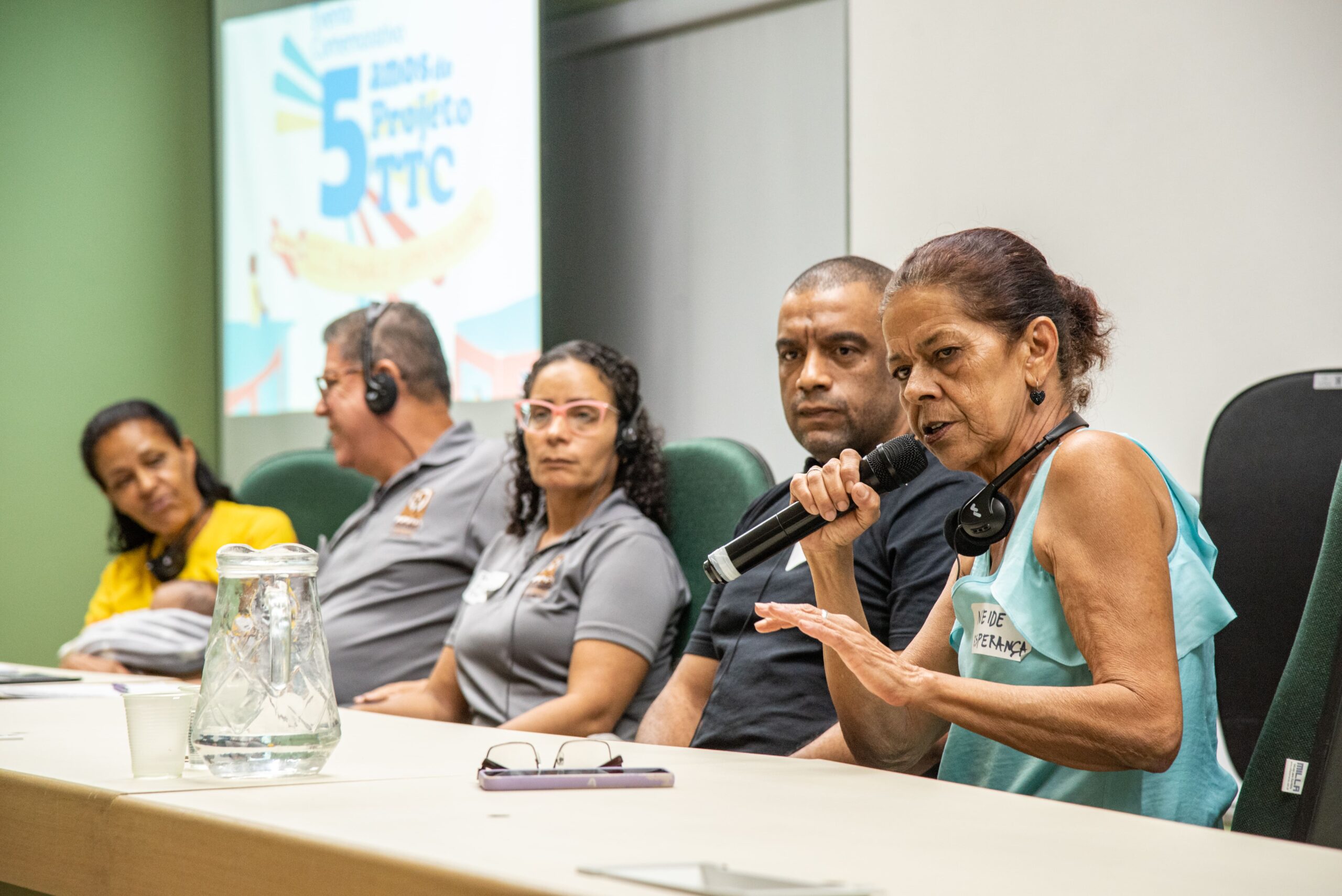 Neide Mattos from Grupo Esperança, talks about the process of building the community's 70 houses and the importance of the TTC in regularizing the area. Photo: Bárbara Dias
