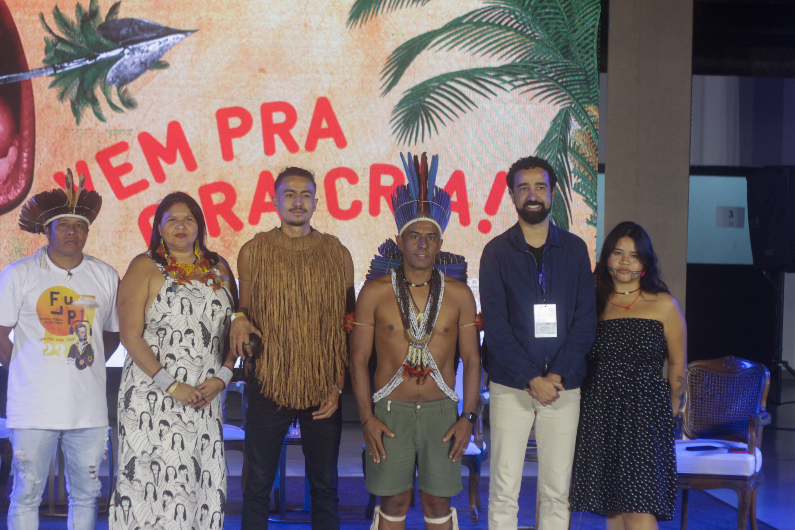 “University: Indigenous Territory” panel participants, from the lecture series in honor of the 20 years of affirmative action at the State University of Rio de Janeiro (UERJ), at FLUP 2023. Among those shown in the photo are the indigenous leaders: Cacique Marcos Xukuru; Martinha, the panel’s mediator; Wallace Amaral; and Tayná Álvares. Photo: Vinicius Ribeiro