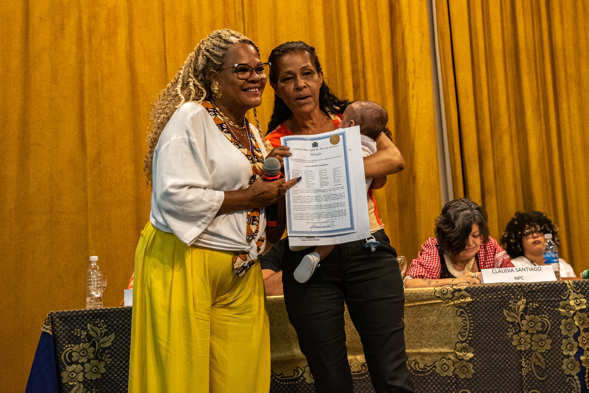 Jurema Constâncio, of the Shangri-Lá Housing Cooperative in Taquara, West Zone of Rio, and a member of the National Union for Popular Housing (UNMP), receives a Motion of Praise and Recognition from Councilmember Mônica Cunha. Photo: Bárbara Dias