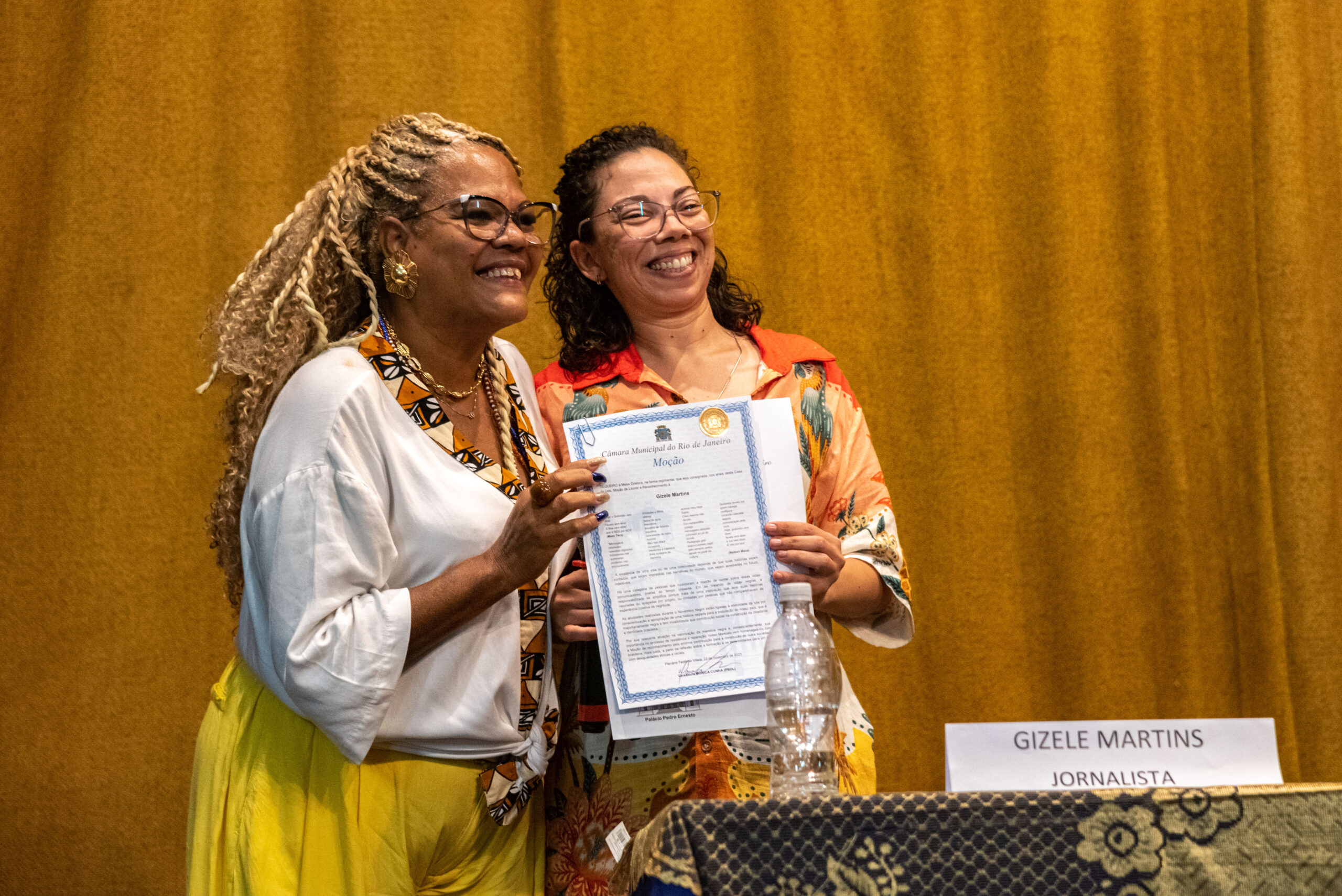 Mônica Cunha delivers Motion of Praise and Recognition to Gizele Martins, journalist from Maré and human rights activist. Photo: Bárbara Dias
