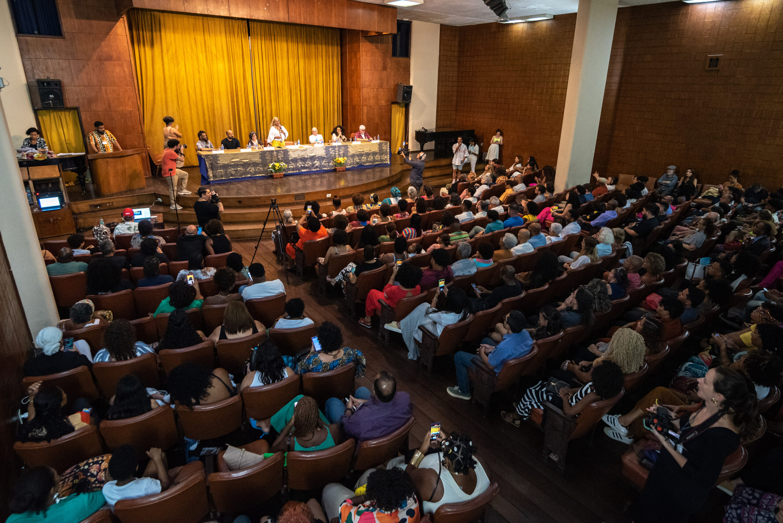 Auditorium of the Brazilian Press Association full to watch the delivery of Motions of Praise and Recognition to anti-racist communicators from Rio de Janeiro. Photo: Bárbara Dias
