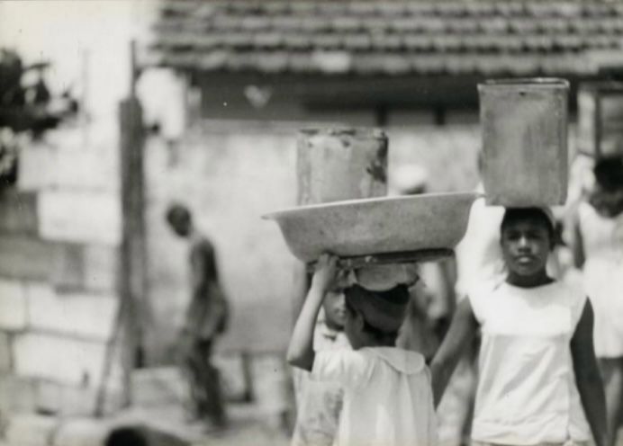 Residents picking up water in Laboriaux in 1971. Photo: National Archives, Correio da Manhã fund