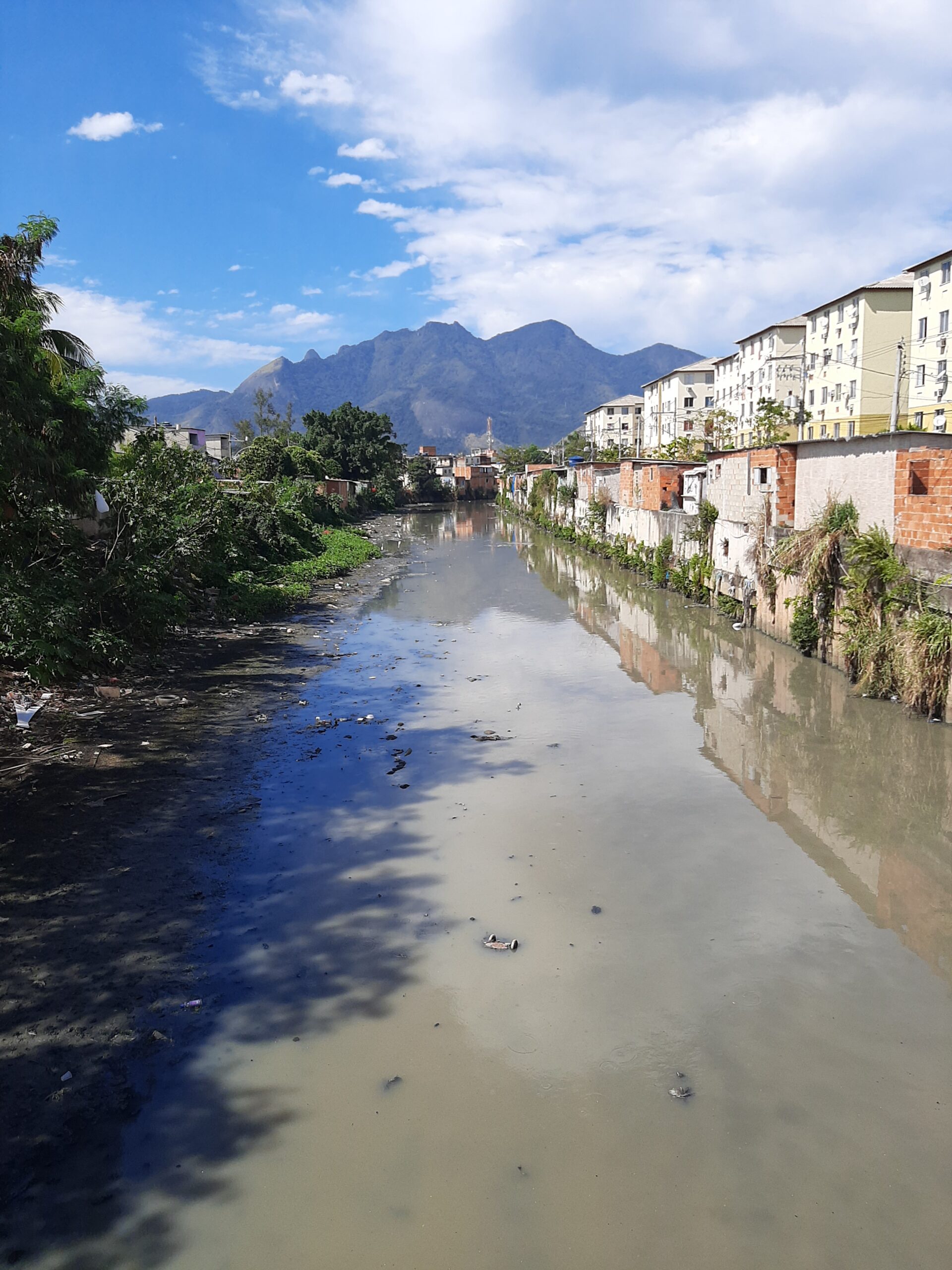 Rio Grande seen from the new bridge in City of God with the Tijuca Massif in the background. Photo: Gabrielle Conceição