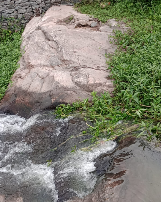 Rocks of the Dona Eugênia River, where residents used to wash clothes decades ago. Photo: Luiz Miguel Ribeiro.