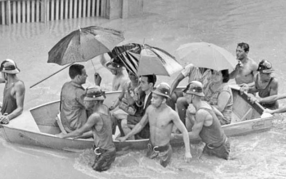 People being rescued and transported by boat during a flood that affected a large part of Rio de Janeiro, in 1966. Photo: Rio de Janeiro’s Fire Department