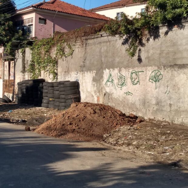 The Luxury from Waste community garden in its early days, with the sidewalk freshly cleaned and new soil provided by waste management utility COMLURB. Photo: Luxury from Waste Instagram profile