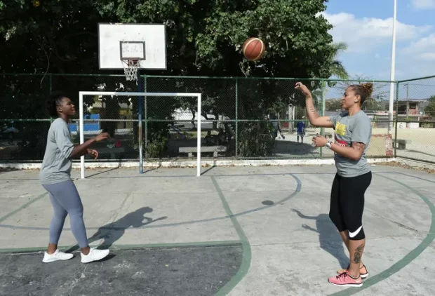 De Souza plays alongside Clarissa Santos, also from Campo Grande, specifically from Vila Jardim, and a center on the Brazilian national basketball team. Santos trained at another public facility, the Miécimo da Silva Sports Center, and competed in the 2012 London Olympics. Photo: André Durão