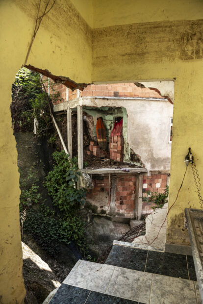 View of a house affected by the 2019 storm in Vidigal, as seen from inside another house impacted by the same extreme weather event. Photo: Igor Albuquerque