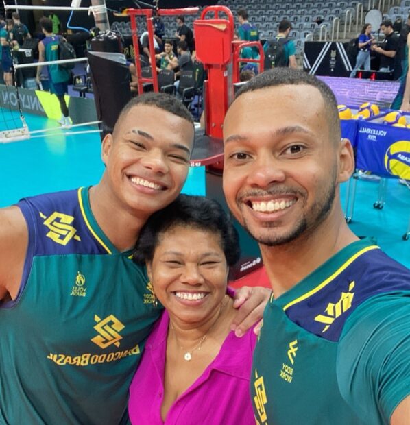 ounger brother Darlan Souza, the family matriarch, and Alan Souza at their last practice before the start of the pre-Olympic tournament. Photo: Social media