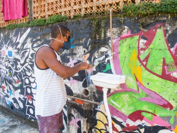 Amid widespread and ongoing water shortages in Morro da Providência during the coronavirus pandemic, social movements installed public sinks with water and soap to enable handwashing. Photo: Maurício Hora