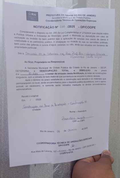 Demolition notice issued by Rio de Janeiro City Hall for structures in the Santa Luzia favela, in the city's West Zone.