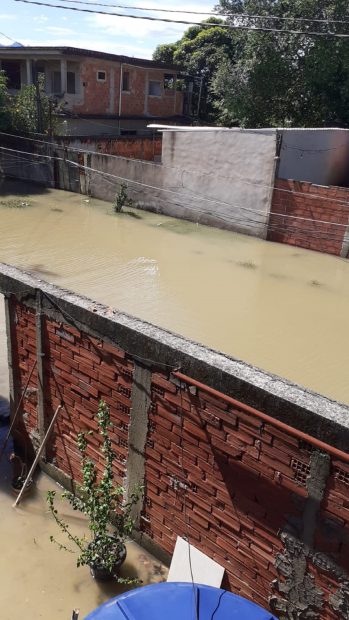 Sandro Luís Costa, a resident of Parque Amorim, Belford Roxo, and a mechanical technician, records floods in his neighborhood. Photo: Personal Archive