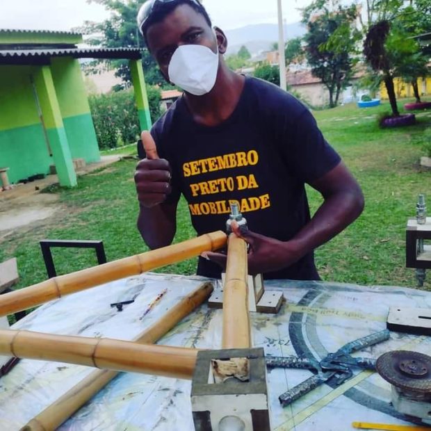 The project offered a course on bamboo bicycle assembly, an initiative supported through crowdfunding. In the photo, Oliveira during one of the workshops held in 2022. Photo: Personal archive