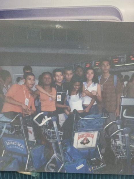 Still a teenager, on stage and in rehearsals for Maré Dance Corps, Cadu experimented with telling stories through body movement. Photo: Monique Ribeiro Archive