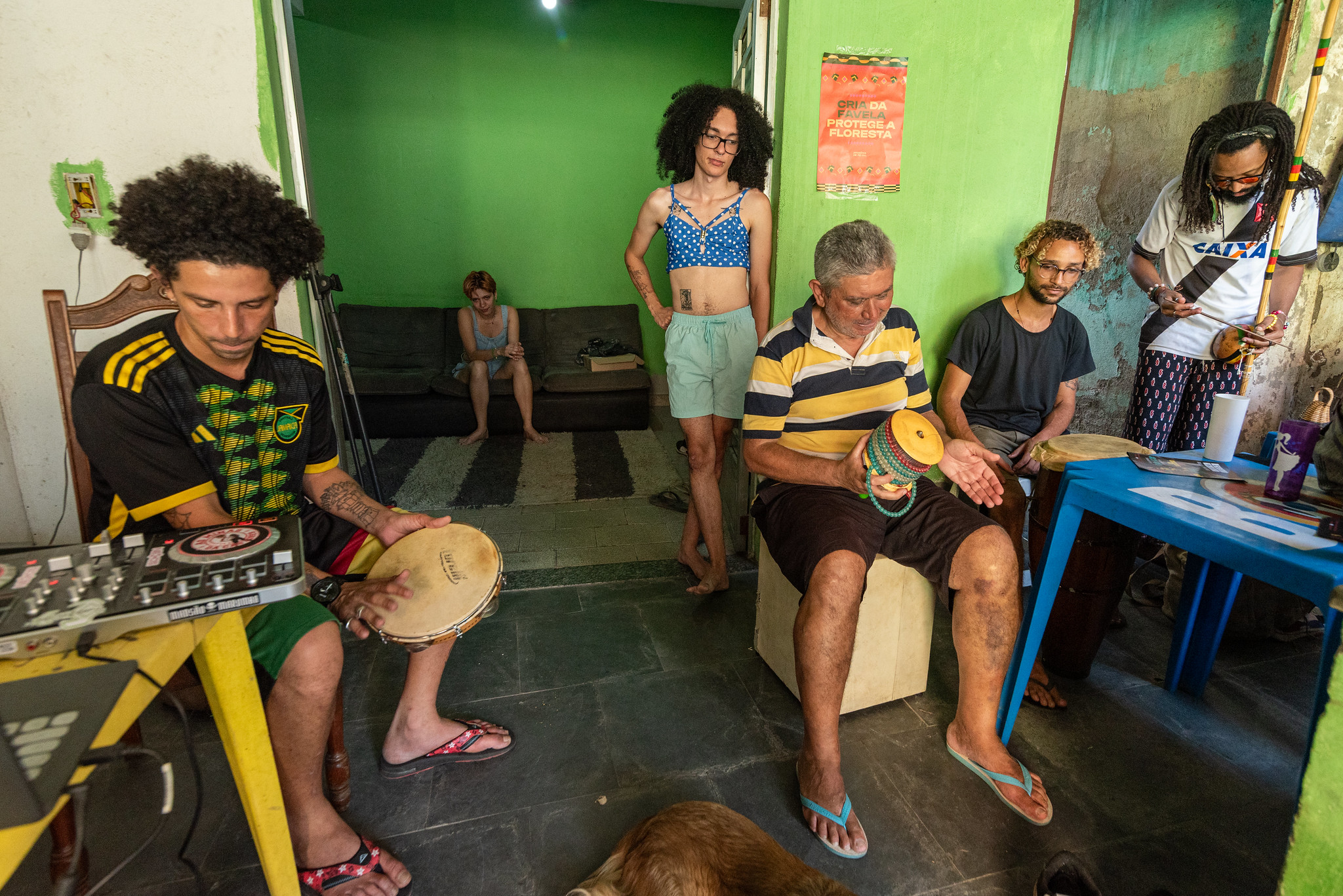 Moradores e artistas do cenário cultural da Zona Oeste participaram de um sarau cultural, que encerrou o dia das atividades em Caminho Anes Dias. Foto: Bárbara Dias Moradores e artistas do cenário cultural da Zona Oeste participaram de um sarau cultural, que encerrou o dia das atividades em Caminho Anes Dias. Foto: Bárbara Dias