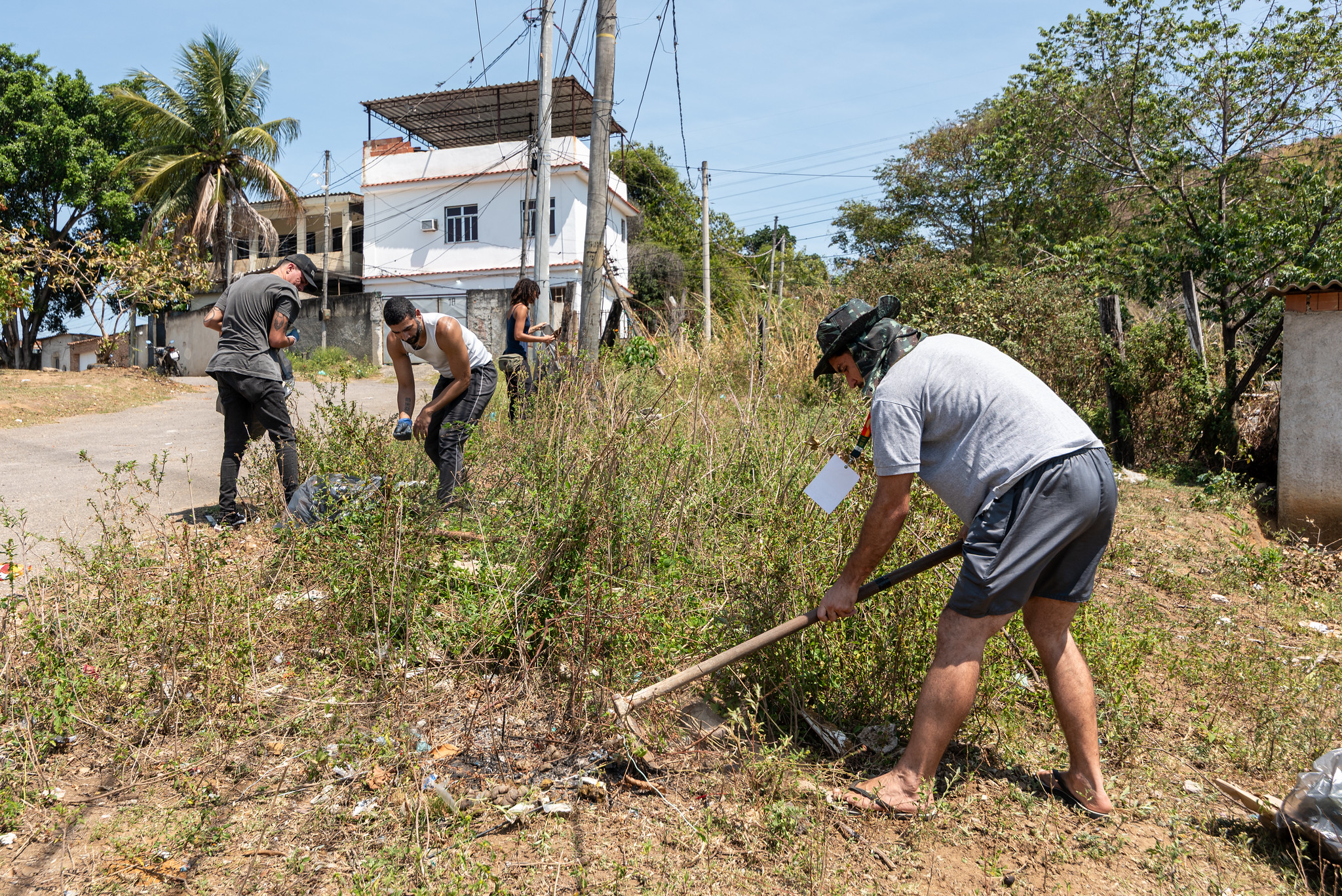Juntamente com outros parceiros, membros da Terra afetiva e da tropa de amor limpa e erva daninha Dias. Foto: Bárbara Dias Juntamente com outros parceiros, membros da Terra afetiva e da tropa de amor limpa e erva daninha Dias. Foto: Bárbara Dias