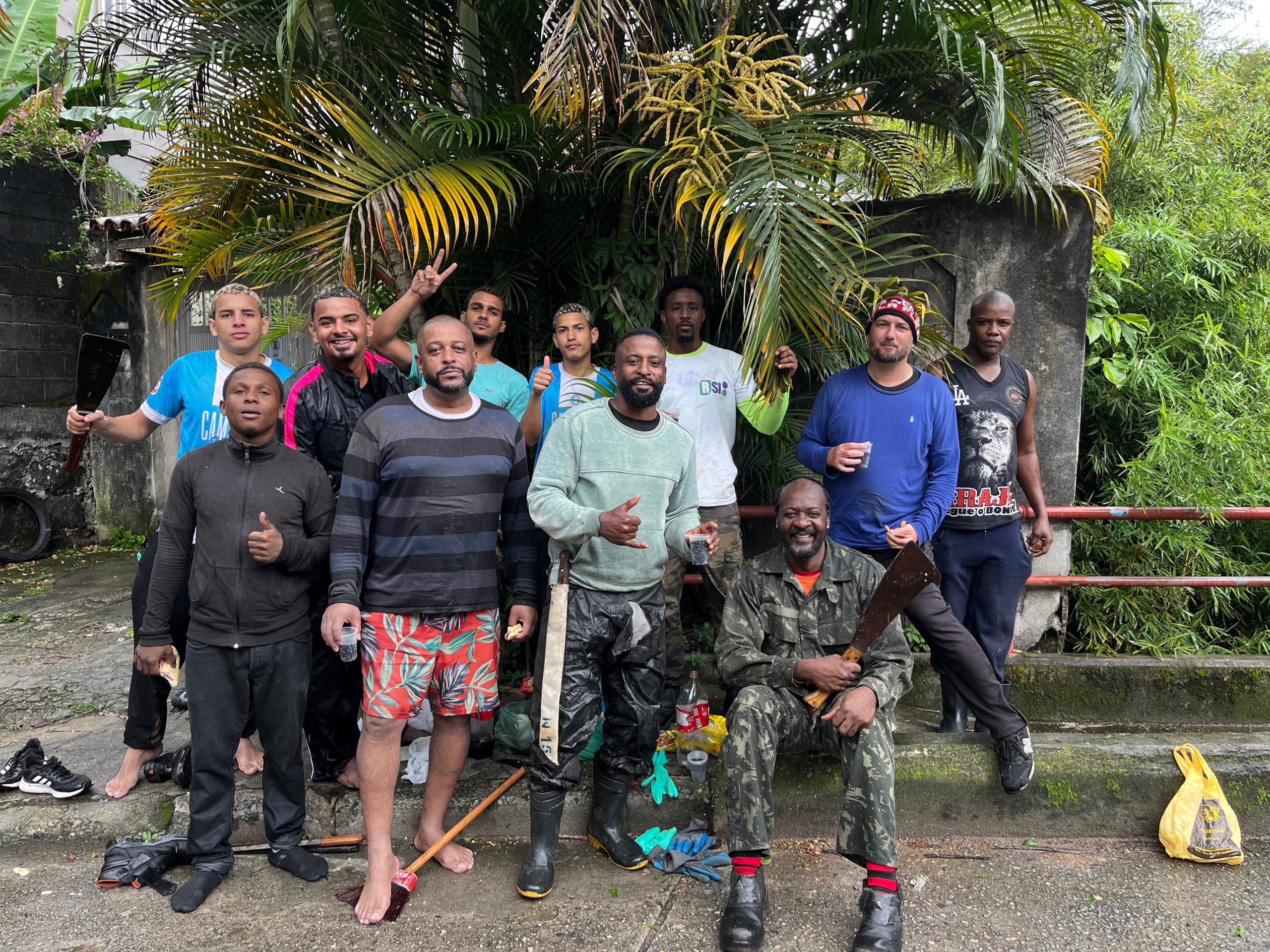 Os residentes de Alto da Boa Vista organizam ações coletivas mensais para limpar os rios da região. Foto: Rede de Suporte e Integração
