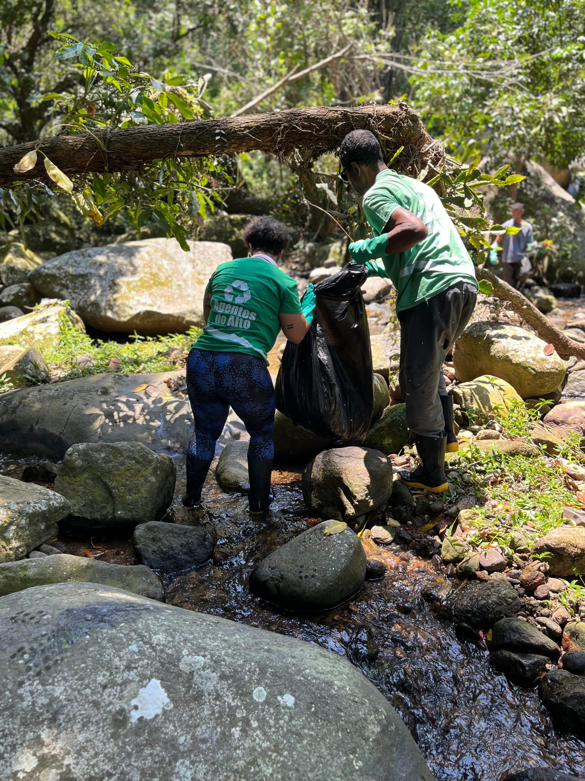 Mesmo com todos os custos da ação coletiva, os moradores limpam os rios do Alto Da Boa Vista. Foto: Rede de Suporte e Integração