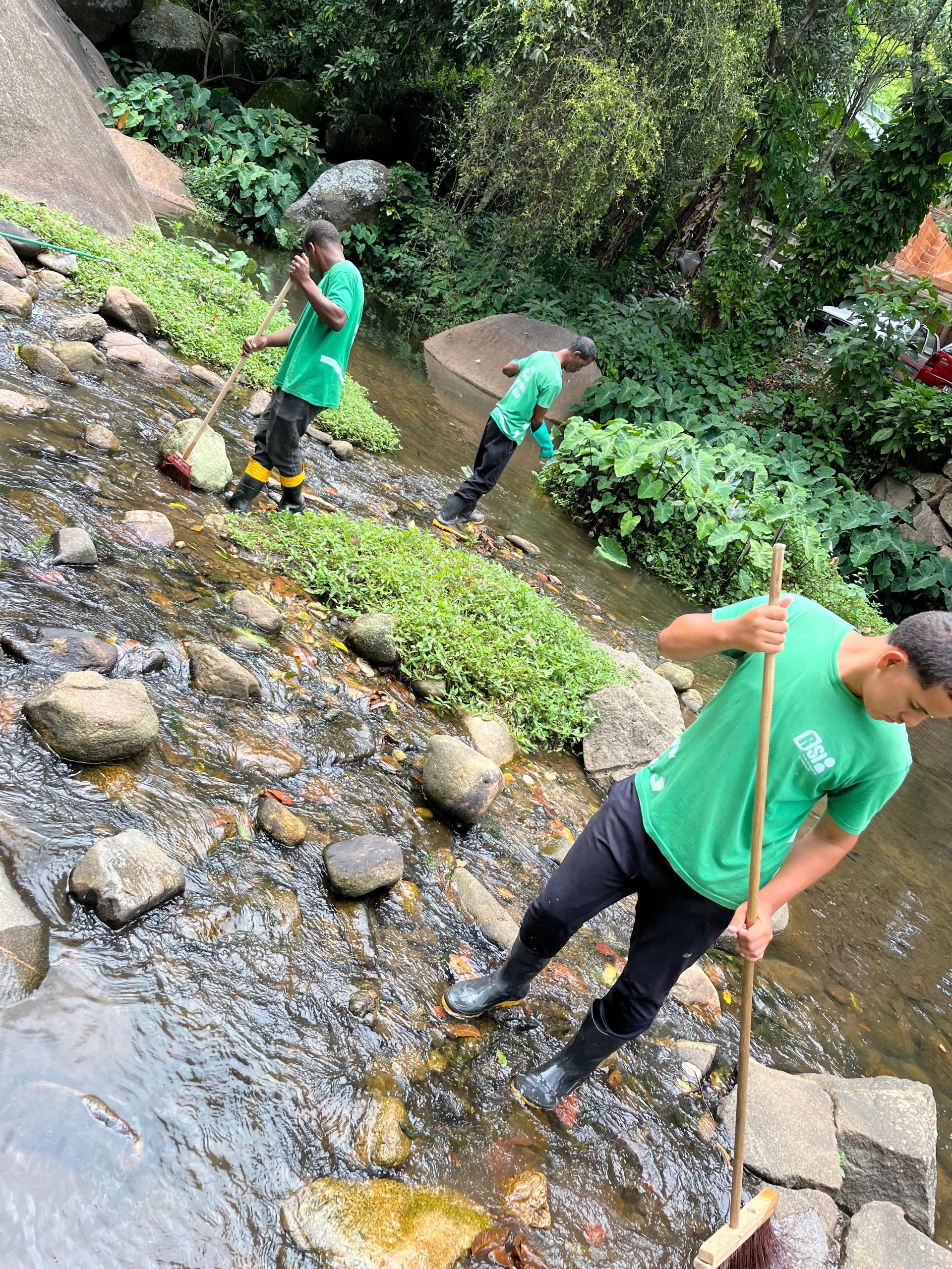 Os moradores esfregam as pedras para remover ovos de mosquito que usam essas superfícies para proliferar. Foto: Rede de Suporte e Integração