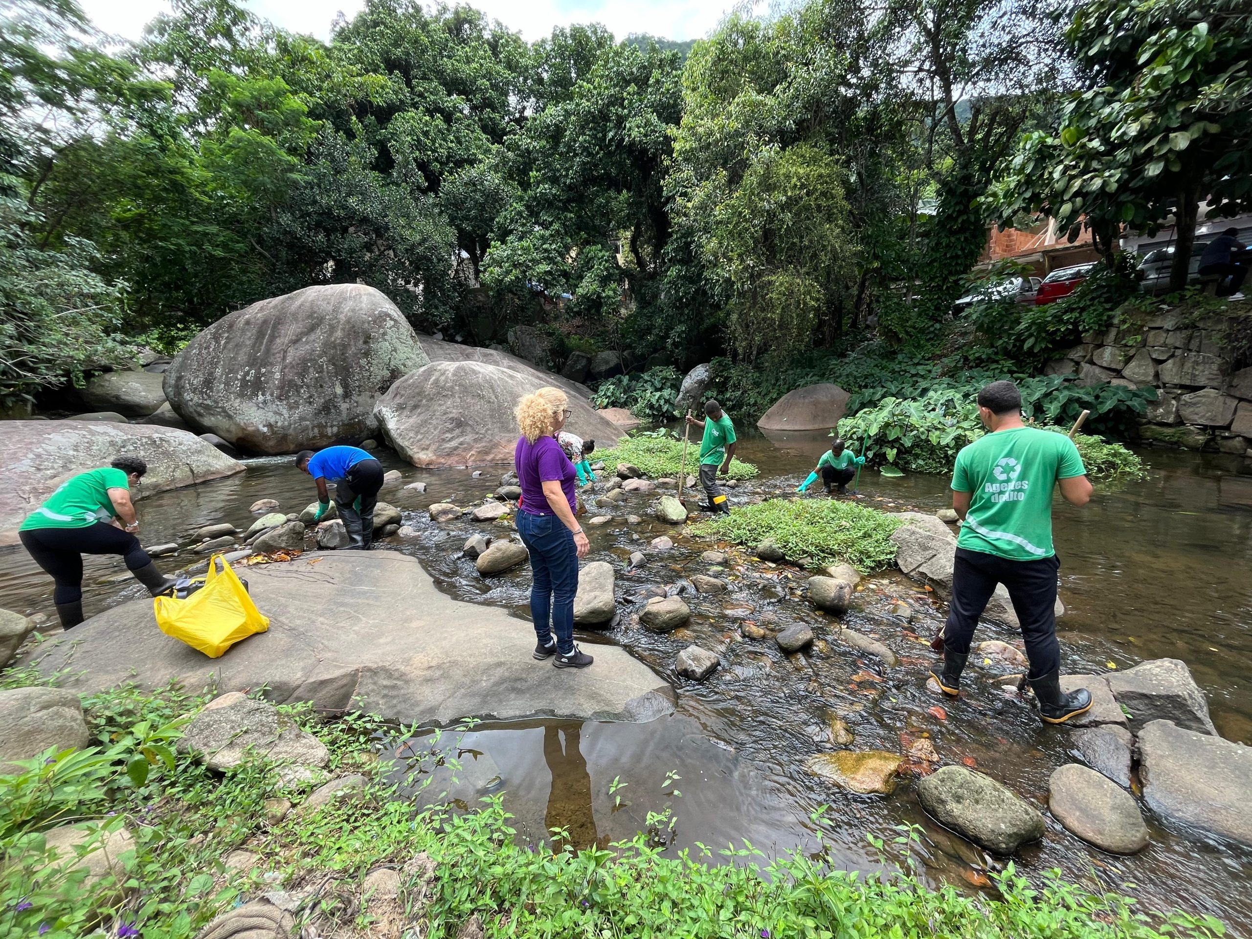 Os residentes de Alto da Boa Vista são guiados por Rosilene Alcântara para limpar os rios da região para combater a proliferação de moscas negras. Foto: Rede de Suporte e Integração
