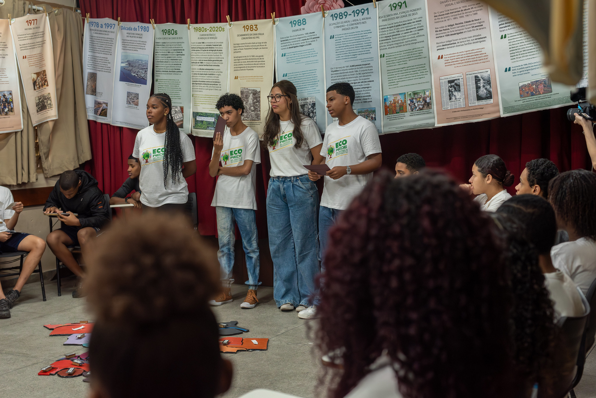 Evelyn, Kayky, Gabrielle e Rian, educadoras socioambientais do projeto Eco Rede, refletem com os alunos sobre as memórias climáticas da Cidade de Deus. Foto: Bárbara Dias