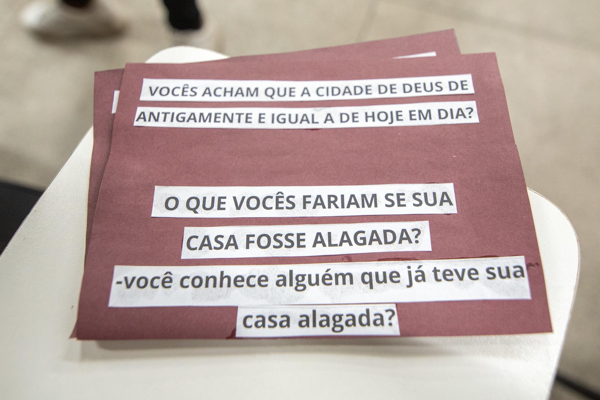 Questões norteadoras da atividade de educação socioambiental durante a Exposição 'Memória do Clima da Favela' na Cidade de Deus. Foto: Bárbara Dias