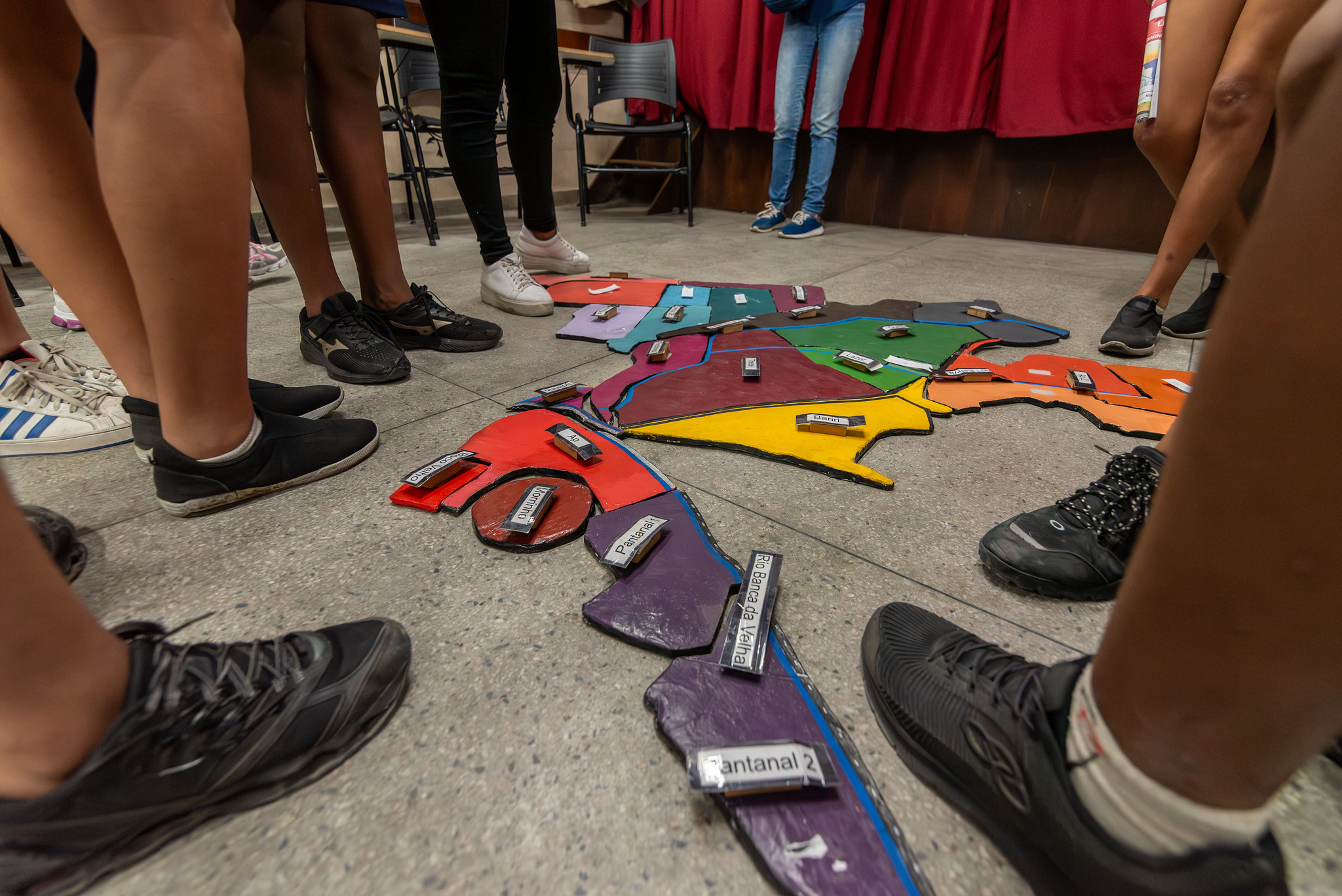 Em atividade pedagógica liderada por educadores da Eco Rede, os alunos interagem com um mapa da Cidade de Deus. Foto: Bárbara Dias