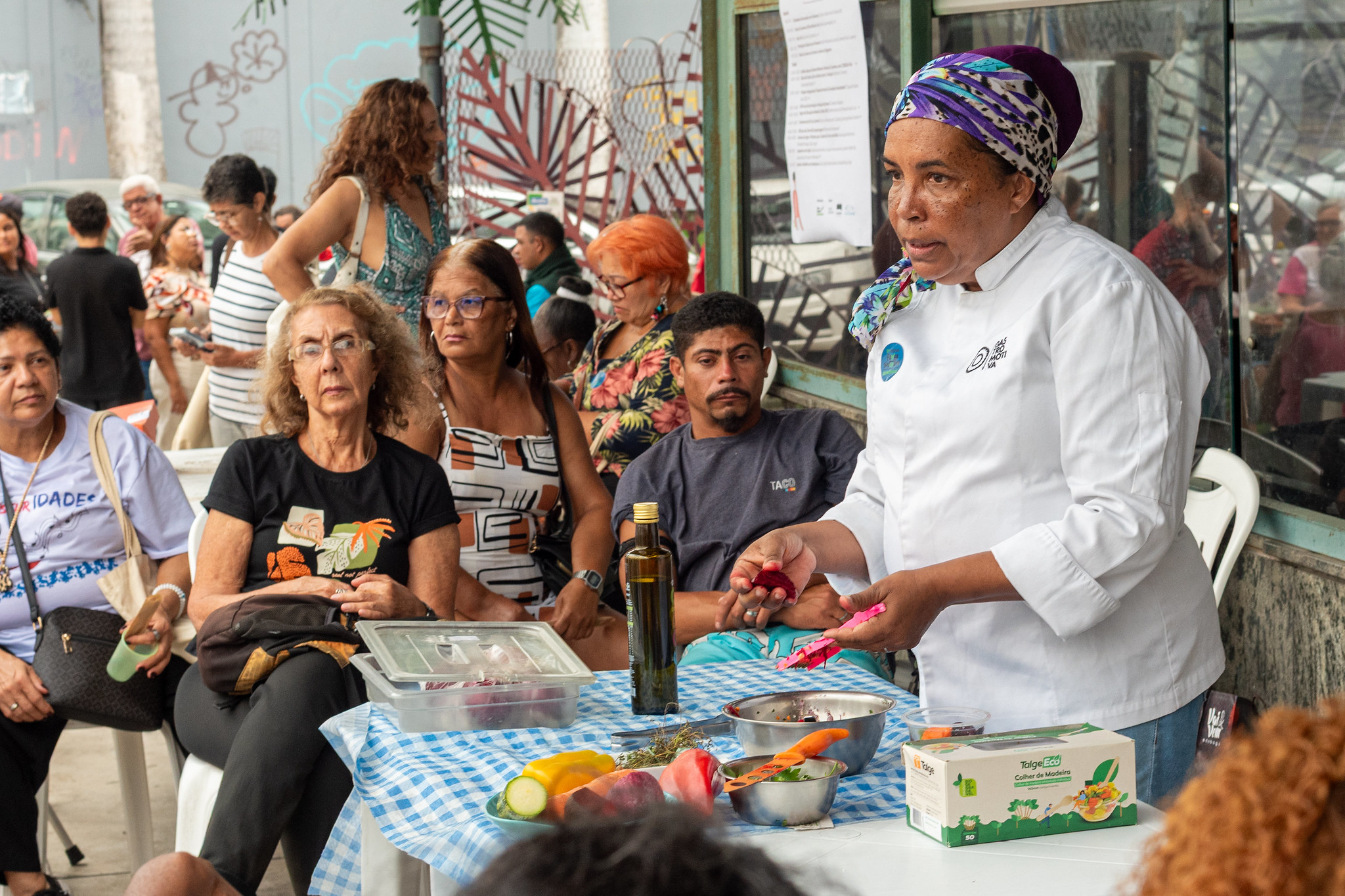 Honoring ancestral cuisine through the Sweet Memories project, Claudia Queiroga presents agroecological, traditional recipes that highlight the full use of food. Photo: Bárbara Dias Honoring ancestral cuisine through the Sweet Memories project, Claudia Queiroga presents agroecological, traditional recipes that highlight the full use of food. Photo: Bárbara Dias