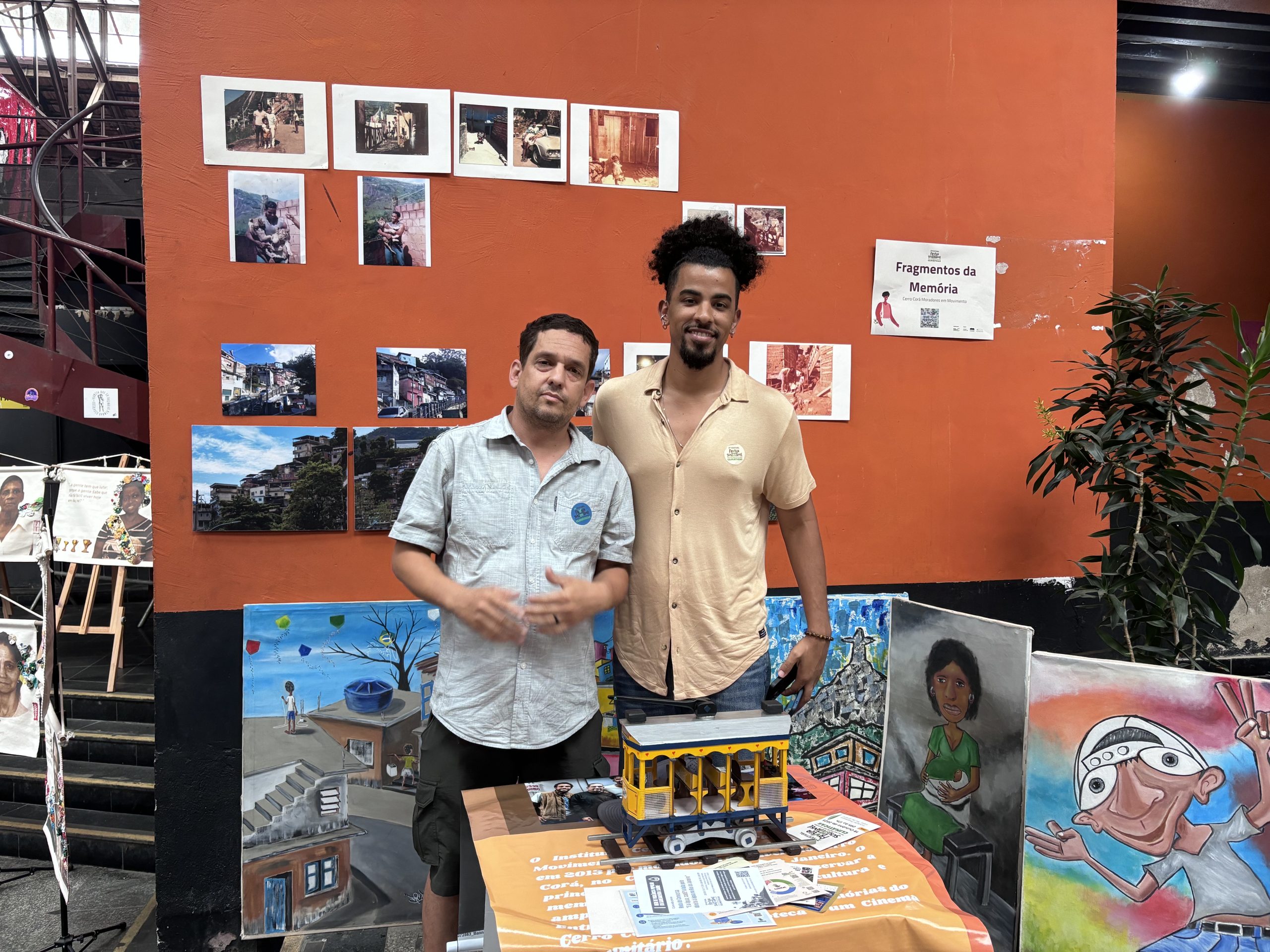Ricardo Rodrigues and André Martins from the Cerro Corá Residents in Motion project presented historical photos to spark reflections on the relationship between memory, belonging, climate and the environment. Photo: Manuela David Ricardo Rodrigues and André Martins from the Cerro Corá Residents in Motion project presented historical photos to spark reflections on the relationship between memory, belonging, climate and the environment. Photo: Manuela David
