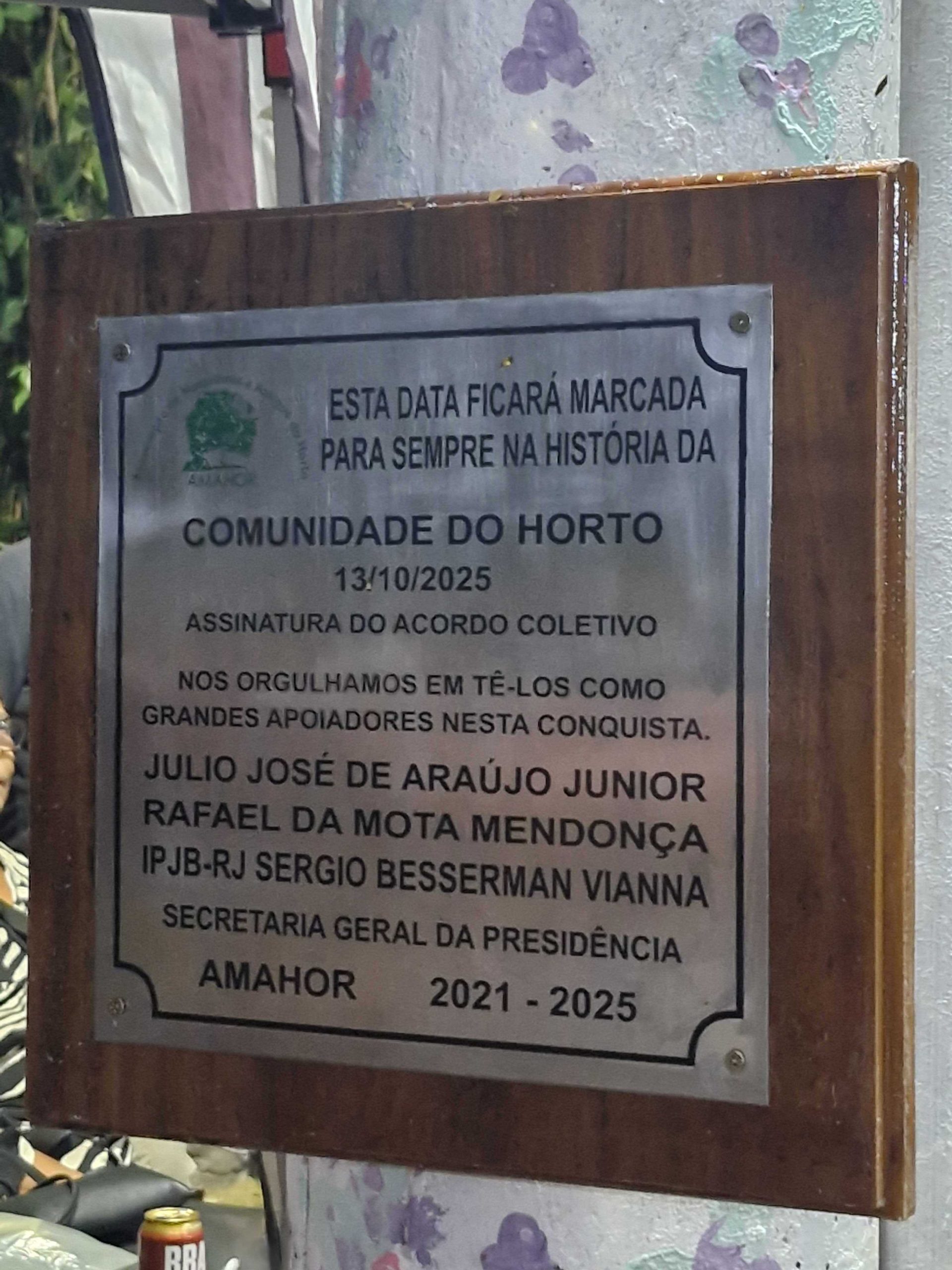 Plaque installed at Largo das Pedras, an important meeting place in the Horto Community, marks the signing of the collective agreement. Photo: Felipe Litsek Plaque installed at Largo das Pedras, an important meeting place in the Horto Community, marks the signing of the collective agreement. Photo: Felipe Litsek