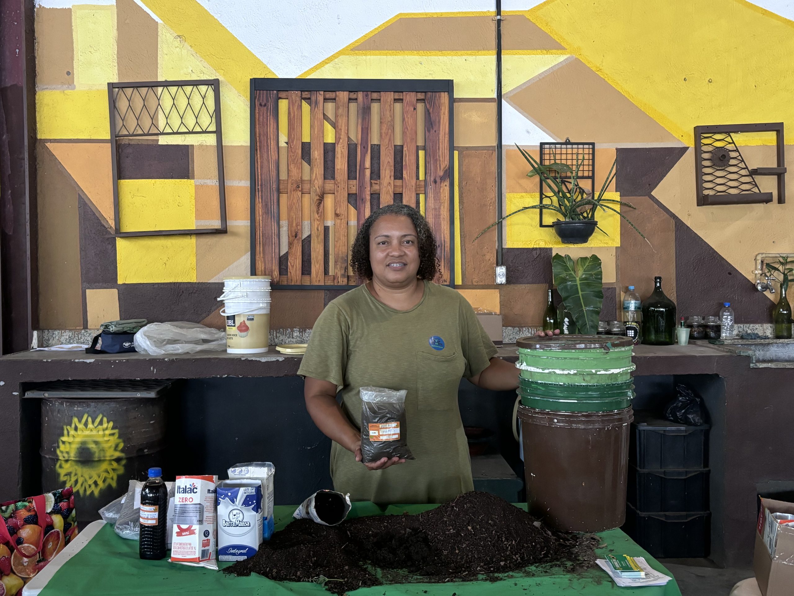 Through her composting project, Fabiana dos Anjos promotes ecological knowledge, human health, and plant health in Mangueira. Photo: Manuela David Through her composting project, Fabiana dos Anjos promotes ecological knowledge, human health, and plant health in Mangueira. Photo: Manuela David