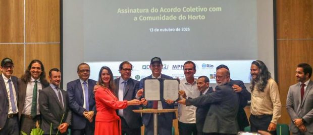 Together with public agencies and institutions, representatives of the Horto Residents Association celebrate an agreement that ensures the community’s permanence. Photo: Marcelo Piu/Rio de Janeiro City Hall Together with public agencies and institutions, representatives of the Horto Residents Association celebrate an agreement that ensures the community’s permanence. Photo: Marcelo Piu/Rio de Janeiro City Hall
