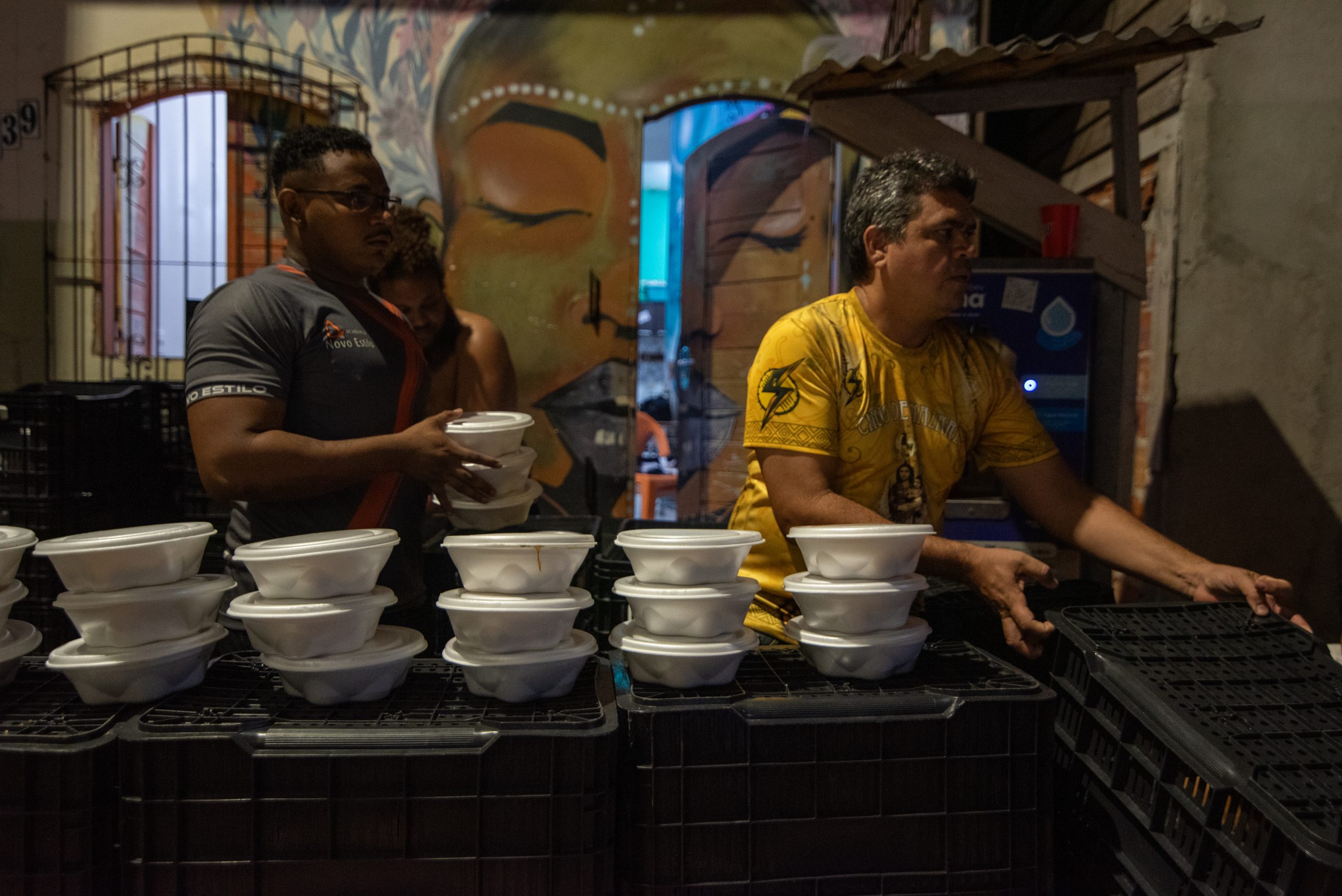 Fabrício de Souza (left) and Francisco Batista (right), leaders of the Peace Chalet and the Tela Firme Collective, in the midst of meal distribution in Terra Firme during the People's Summit activities in Belém. Photo: Bárbara Dias Fabrício de Souza (left) and Francisco Batista (right), leaders of the Peace Chalet and the Tela Firme Collective, in the midst of meal distribution in Terra Firme during the People's Summit activities in Belém. Photo: Bárbara Dias