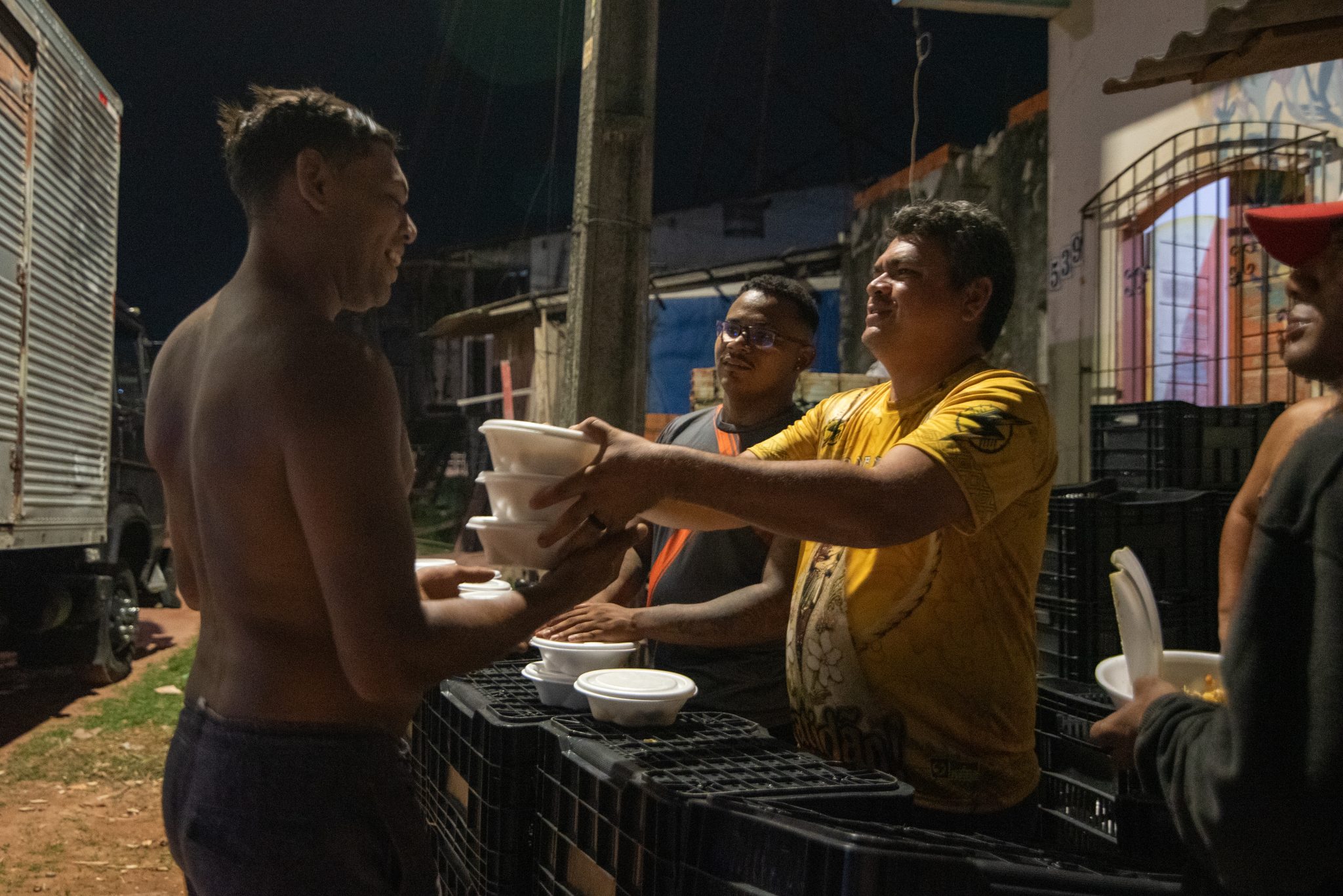 Batista, de Souza and the other volunteers who participated in the distribution made residents feel at ease, trying to minimize the shame and embarrassment of approaching the distribution point. Photo: Bárbara Dias Batista, de Souza and the other volunteers who participated in the distribution made residents feel at ease, trying to minimize the shame and embarrassment of approaching the distribution point. Photo: Bárbara Dias