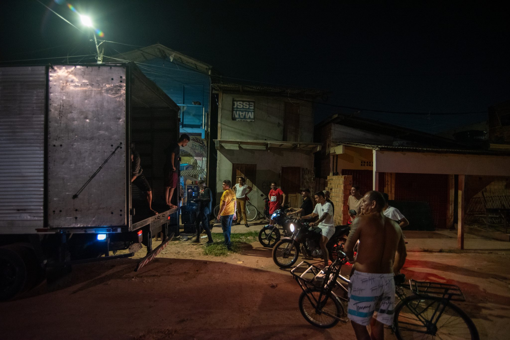 On the evenings of the People's Summit, 2,200 meals were distributed in Terra Firme alone. In front of the Peace Chalet, there were many pedestrians in the street, especially women and children. Photo: Bárbara Dias