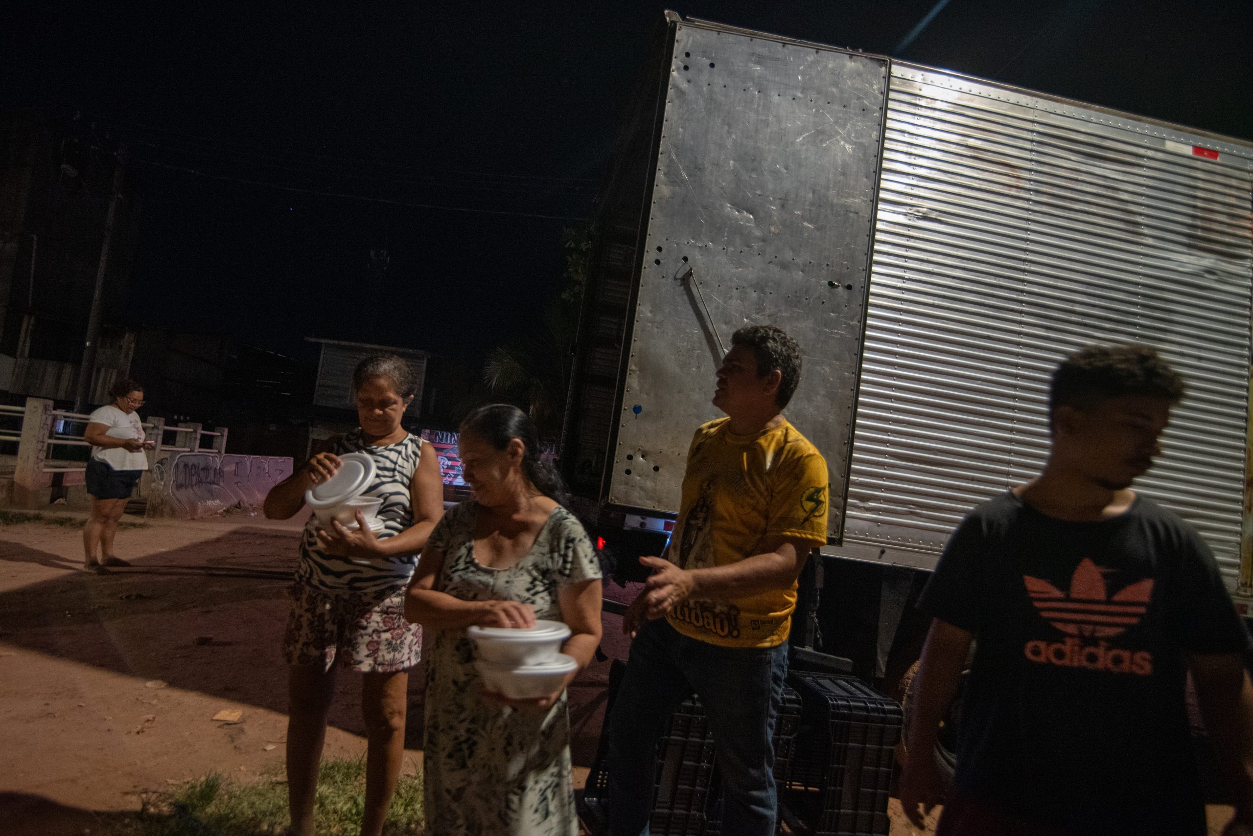 Sensitive to the circumstances of each resident, the volunteers from the Peace Chalet and the Tela Firme Collective offered meal packs to meet their needs. While some families needed one meal, others took up to five. Photo: Bárbara Dias Sensitive to the circumstances of each resident, the volunteers from the Peace Chalet and the Tela Firme Collective offered meal packs to meet their needs. While some families needed one meal, others took up to five. Photo: Bárbara Dias