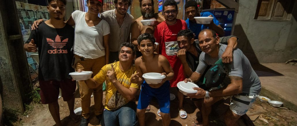 The Peace Chalet, the Tela Firme Collective, the MST (Landless Workers' Movement), and the People's Summit distributed 2,200 meals to residents of the Terra Firme favela over three days. Photo: Bárbara Dias
